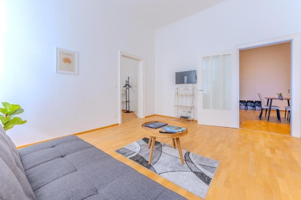 Deluxe Apartments Near The Center クレムス アン デル ドナウ エクステリア 写真